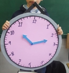 قام الطالب محمد زامل بإعداد وسيلة تعليمية لمادة الرياضيات توضح مفهوم الساعة.. نشكر الطالب وذويه على هذه الوسيلة..