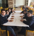 6th grade students participate to made Fatoush in the English language course .