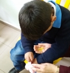 Training student Hamza Sawan from the first grade on the sense of touch